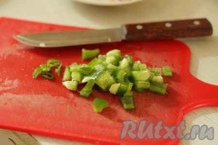 Болгарский перец нарезать, жгучий перец нарезать полукольцами.