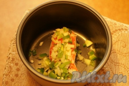 Выкладываем рыбу с овощами в форму от мультиварки. 