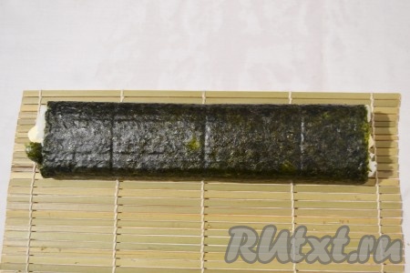 Аккуратно свернуть с помощью коврика.