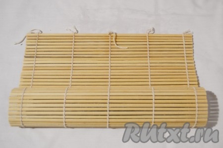 Аккуратно свернуть с помощью коврика.