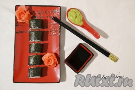 Слегка смоченным в воде, острым ножом нарезать на небольшие порционные кусочки. Роллы с сёмгой и огурцом готовы.