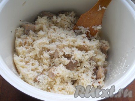 Выставить программу "Тушение" или "Плов", или "Рис" на 40 минут, крышку закрыть. Готовое блюдо перемешать.
