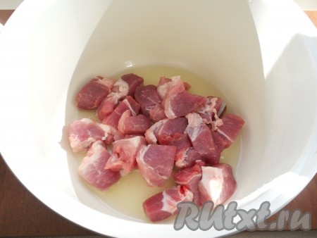 Влить растительное масло в чашу мультиварки, выставить программу "Жарка" на 25 минут. Через 5 минут добавить в чашу свинину.
