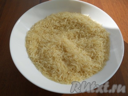 Рис хорошенько промыть в нескольких водах.