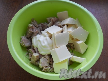 Сюда же выложить майонез.