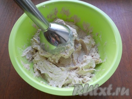 Мясо с сыром измельчить погружным блендером до однородного состояния.