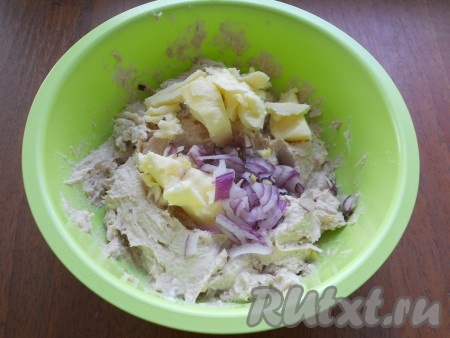 В получившуюся массу добавить сливочное масло комнатной температуры и мелко нарезанный очищенный лук, снова пробить погружным блендером до однородности. Я для приготовления паштета из свинины взяла фиолетовый лук, он достаточно сладкий. При желании обычный белый репчатый лук, чтобы он не горчил, перед добавлением в паштет можно обдать кипятком, лишней жидкости дать стечь.