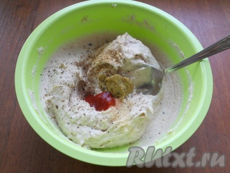 По желанию, можно добавить горчицу, сахар и томатный соус. Поперчить мясной паштет, посолить.