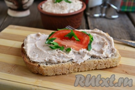 Необычайно вкусный мясной паштет, приготовленный из варёной свинины, можно использовать, например, намазав на ломтик хлеба.