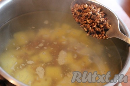 Затем&nbsp; добавить гречневую крупу. Все хорошо перемешать и посолить. После повторного закипания уменьшить огонь и варить картошку с гречкой примерно 15-20 минут (до полуготовности картофеля и гречки), постоянно снимая образовавшуюся пену.

