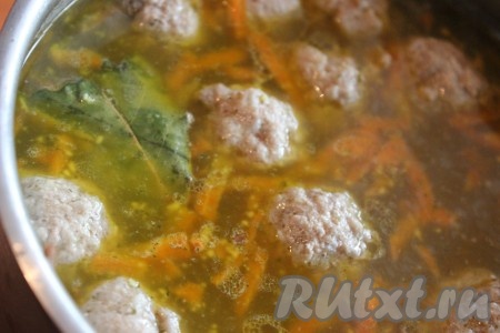В кипящий гречневый суп с фрикадельками выложить обжаренную морковь, добавить лавровый лист, любимую приправу для супа и варить еще несколько минут &nbsp;на маленьком огне.
