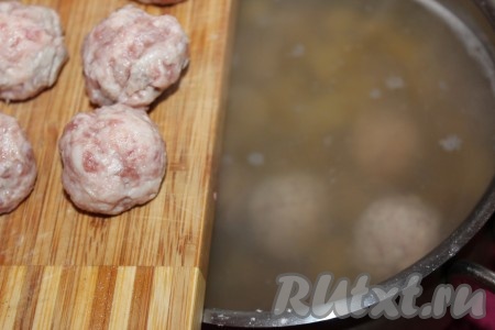 Когда картошка и гречка сварятся до полуготовности, аккуратно опустить в суп фрикадельки и продолжать варить 7- 10 минут.
