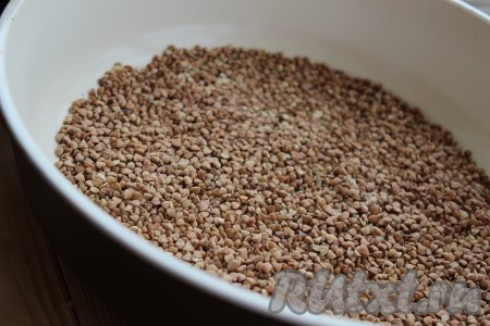 Гречневую крупу перебрать, промыть и просушить на раскаленной сковороде без растительного масла в течение 4-5 минут (до легкого потрескивания гречки), постоянно помешивая. Так гречневая крупа придаст нашему супу более выразительный вкус и аромат.
