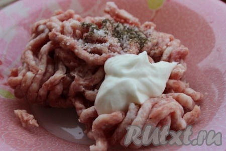 Тем временем приготовить фрикадельки: фарш посолить, поперчить по вкусу, добавить 1 столовую ложку сметаны, тщательно перемешать.
