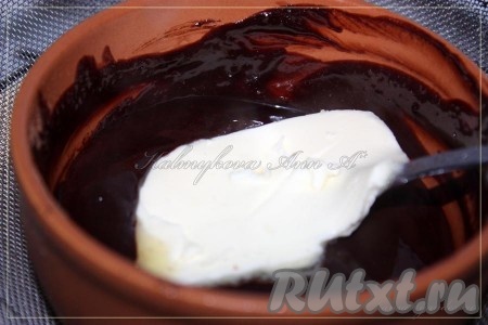 После того как масса прогреется, добавить сливочное масло и ещё раз перемешать.
