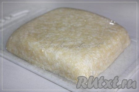 Застелить форму пищевой пленкой, утрамбовать полученную массу (массу можно выложить и в силиконовые формочки), поместить заготовки на несколько часов в холодильник.