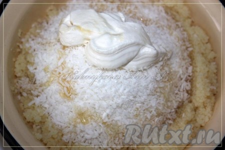 Снять кус кус с огня, добавить кокосовую стружку, ванилин, сироп,&nbsp;сливки и мед, тщательно перемешать.
