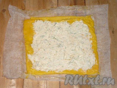 Подготовленной массой по всей поверхности покрыть яичный корж. 