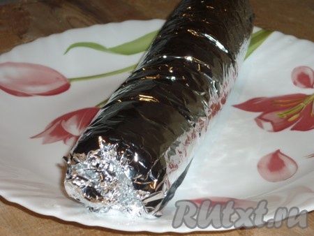 Завернуть рулет в фольгу и отправить в холодильник на один час. 