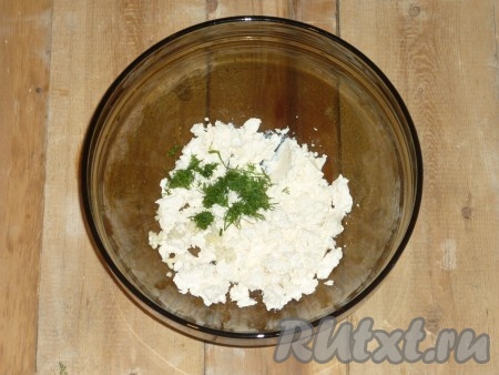 Для начинки натереть плавленные сырки на тёрке, добавить пропущенный через пресс чеснок и мелко нарезанный укроп. Всё хорошо перемешать. 