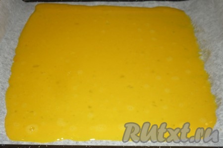 Противень застелить пергаментом. Края бумаги подвернуть кверху, чтобы образовались бортики (это нужно для того, чтобы наша яичная масса не растеклась по всему противню).&nbsp;
