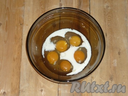 добавить соль и влить молоко. 