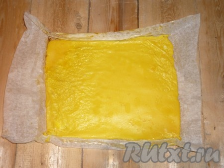 Отправить противень в разогретую до 180 градусов духовку на 10-15 минут. Готовый корж не должен быть мокрым сверху. 