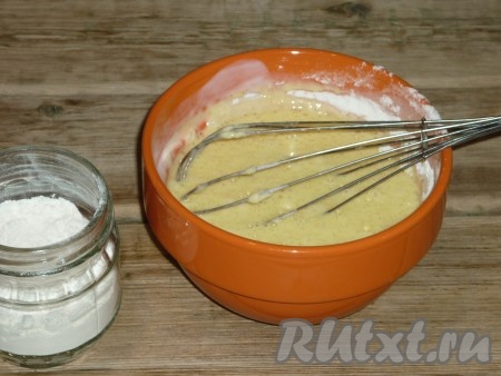 Просеянную муку смешать с содой. В смесь кефира и яиц частями всыпать муку с содой, каждый раз хорошо перемешивая венчиком. Тесто по консистенции должно напоминать густую сметану. Оставить тесто "отдохнуть" на 15 минут.
