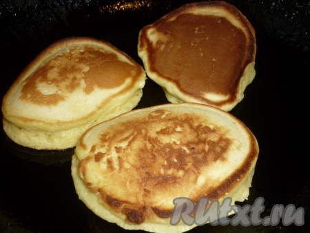 Оладьи должны стать золотистого цвета.
