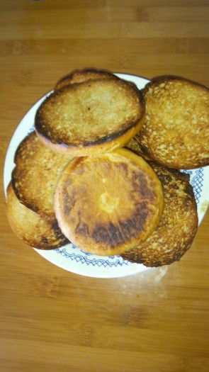 Булочки обжариваем на сухой сковороде до корочки, степень зажарки - кому как нравится. У нас любят порумянее.
