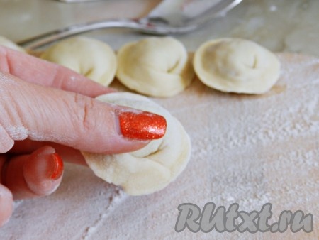 Пельмени лепить традиционным способом и складывать на разделочные доски, присыпанные мукой. Затем убрать в морозилку. Замороженные пельмени переложить в чистые пакеты.