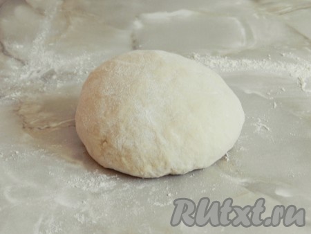 Когда тесто будет готово, то есть станет однородным и не будет прилипать к столу и к рукам, накрыть его сухим полотенцем и оставить на 20 минут при комнатной температуре.
