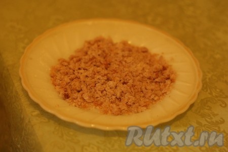 Отложить 50 грамм печенья в отдельную тарелку.