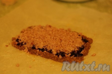 Посыпать пирог. 