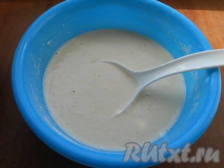 В тесто влить растительное масло и тщательно перемешать. Получится жидковатое тесто для блинов.