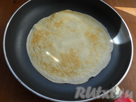 Жарить блинчики на сухой разогретой сковороде обычным способом - до румяности с двух сторон.