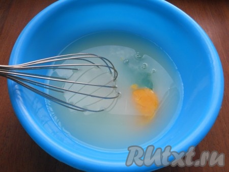 Для приготовления блинов сыворотку комнатной температуры влить в миску, добавить соль, сахар, яйцо и соду.
