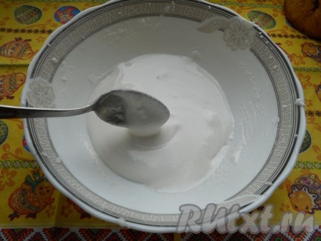 Далее частями всыпать оставшуюся сахарную пудру, перемешивать тщательно и интенсивно венчиком до однородного состояния.
