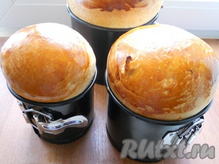 Духовку разогреть до 180-190 градусов, поместить в нее формы с тестом. Выпекать куличи 40-50 минут.&nbsp;