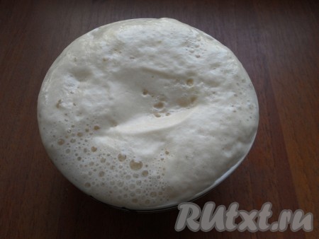 Опара должна пениться и подняться.
