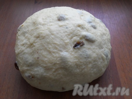Замесить эластичное, мягкое, но не липнущее тесто. Тесто следует тщательно вымесить, но без фанатизма!

