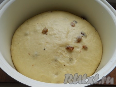 Тесто поместить в миску, накрыть пищевой пленкой и оставить в теплом месте на 1,5-2 часа. Тесто увеличится в объеме раза в три.