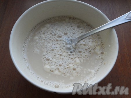 В глубокую чашу влить теплую воду, добавить 1 столовую ложку сахара, всыпать дрожжи. Добавить 2 столовые ложки муки и тщательно все перемешать, дрожжи должны практически раствориться. Накрыть посуду с опарой пищевой пленкой и оставить в теплом месте на 10-15 минут.