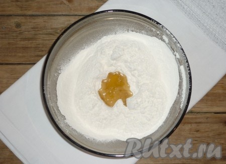 В центре сделать углубление, влить в него растительное масло и кипящую воду, добавить щепотку соли.