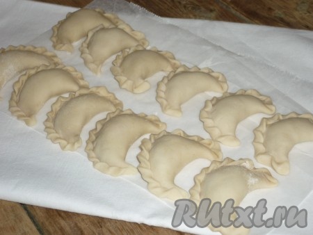 Из этого количества ингредиентов у меня выходит 20-23 вареника с вишней.