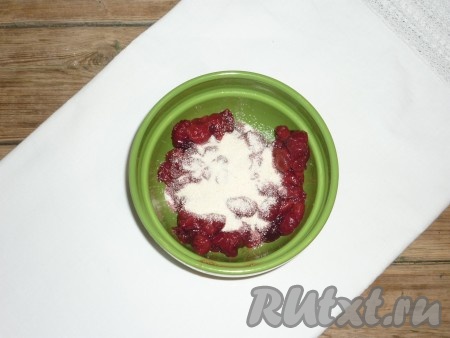 Затем сок слить, а к вишне добавить манную крупу. Это нужно для того, чтобы сок из начинки не вытекал, даже если при варке вареник порвётся. Начинка для вареников готова.