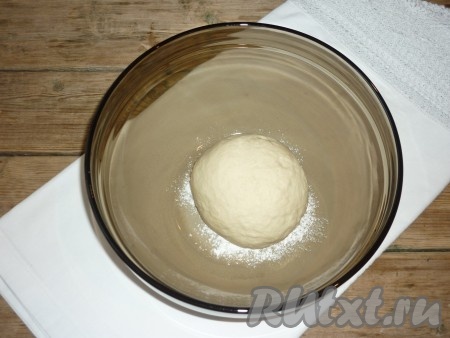 Быстрыми движениями с помощью столовой ложки перемешать тесто. Затем вымесить заварное тесто руками. Тесто должно стать гладим, эластичное и не липнуть к рукам.