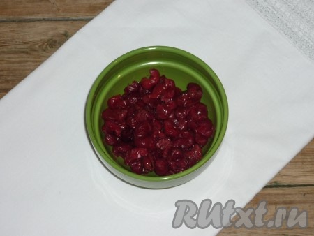 Вишню свежую (или замороженную) без косточек засыпать сахаром и оставить на 30 минут.