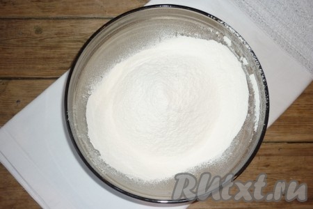Муку просеять в миску.