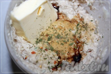 Добавить размягченное сливочное масло, соевый соус, специи, горчицу и тщательно перемешать.